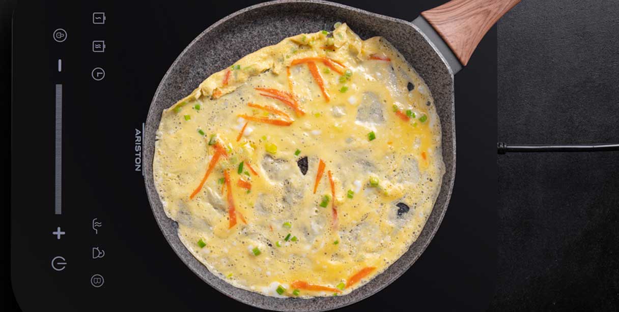 Приготувати омлет тамагоякі з креветками та овочами