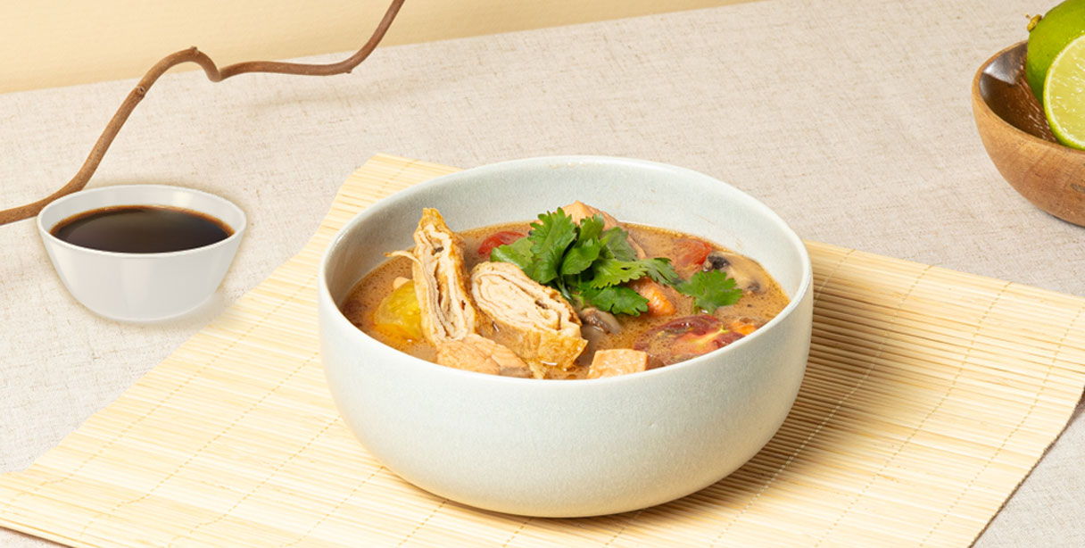 Суп з лососем та омлетом тамагоякі